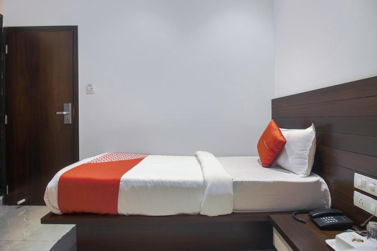 מומביי Hotel Flora Suites מראה חיצוני תמונה
