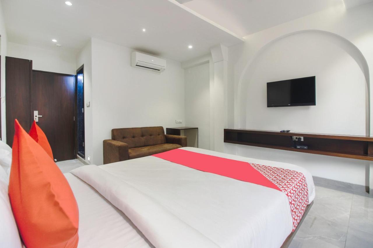 מומביי Hotel Flora Suites מראה חיצוני תמונה